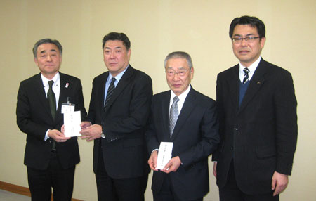 西日本豪雨災害の復興支援へ義援金を手渡した（2月18日・岡山県倉敷市）