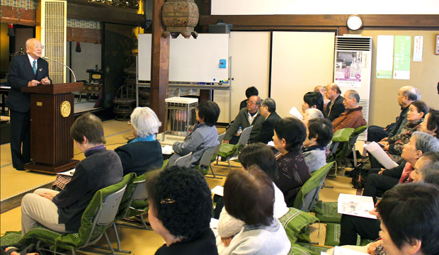 先輩を偲ぶつどいで語る川口正志・理事長（３月24日・奈良県御所市）