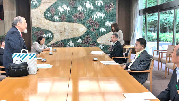 大村秀章・愛知県知事（右側、手前から２人目）に要請（5月20日・名古屋市）