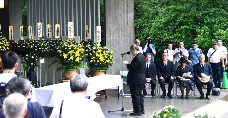 誓いの言葉を読みあげる平和フォーラムの福山真劫共同代表（8月15日・東京）