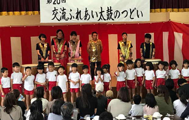 オープニングイベントですばらしい太鼓演奏をおこなった「鼓都」のメンバーと愛荘町立つくし保育園５歳児の園児たち（10月10日・滋賀県愛荘町）