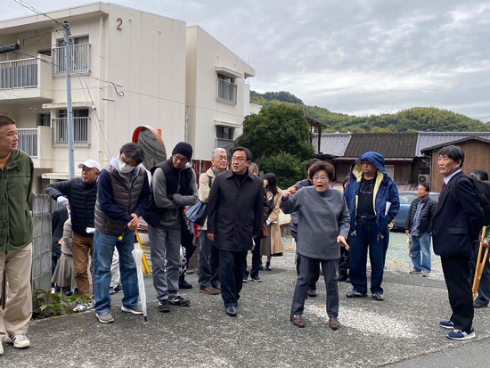 フィールドワークをおこなう参加者（2019年11月25日・愛媛県八幡浜市）