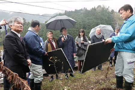 台風の被害を受けた急傾斜地を視察する山内修一・京都府副知事（1月23日・京都府笠置町）