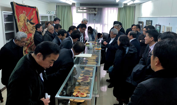 雪駄の実物など展示物の説明を受けた（2019年12月19日・愛知県津島市）