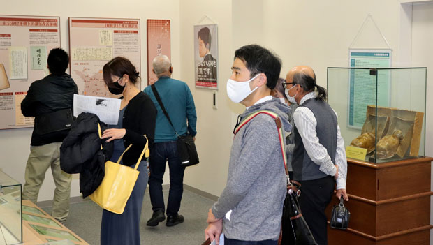 香川部落解放・人権啓発センター内の県人権啓発展示室を見学（11月6日・丸亀市）