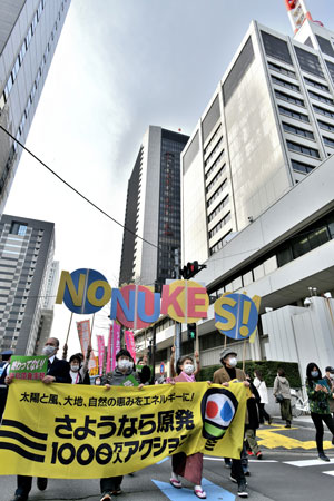 脱原発を訴えて東電本店前をデモ行進（3月27日・東京）