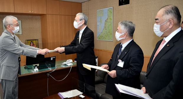 差別情報の削除を求めて要請する新発田市の二階堂薫・市長（右から３人目、工藤ひとし・教育長（右から２人目）、若月学・議会議長（右）（3月30日・新潟県新発田市）