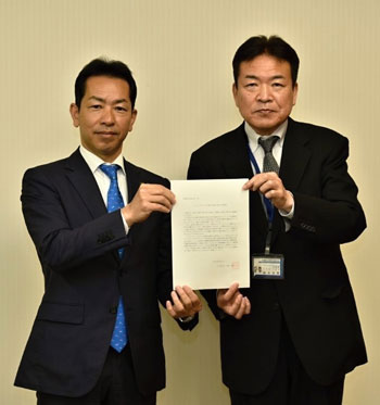 新潟県小千谷市の宮崎悦男・市長（左）が要請書を提出（5月9日・新潟県長岡市）