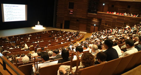 記念集会第二部の赤井書記長による「記念講演」