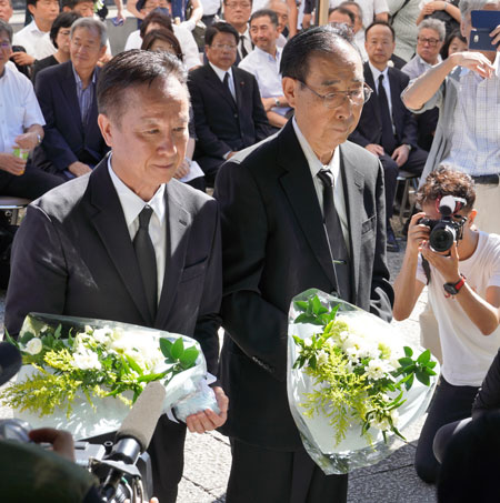 関東大震災朝鮮人虐殺100年東京同報追悼会での献花のようす（9月1日・東京）