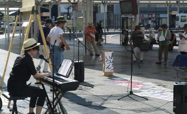 曲をとうして反戦・平和を訴えた（8月6日・奈良市）