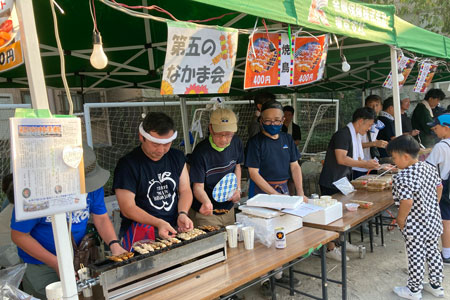 酷暑のなか、初の焼鳥に四苦八苦しながらも完売させた（8月5日・東京）