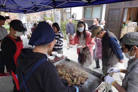 特別に注文した国産牛を使った焼き肉は「こんなにおいしいお肉は初めて」とまで言われた（4月18日・石川県珠洲市）