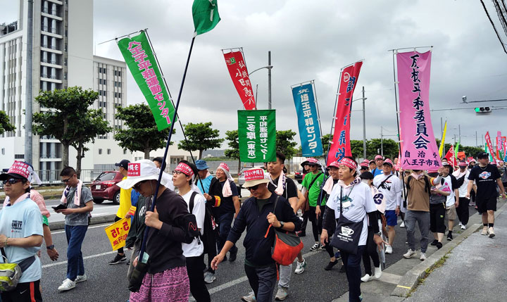 関東からも多くの仲間が結集した（5月18日・沖縄県宜野湾市）