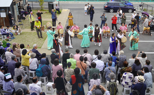 参加者も踊りに加わり、多くの人が楽しんだ（4月29日・京都府宇治市）