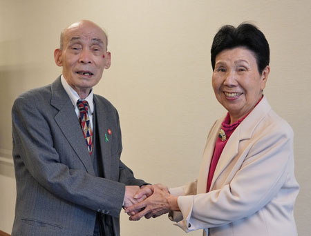 集会前に石川一雄さんを激励する袴田ひで子さん（11月1日・東京）